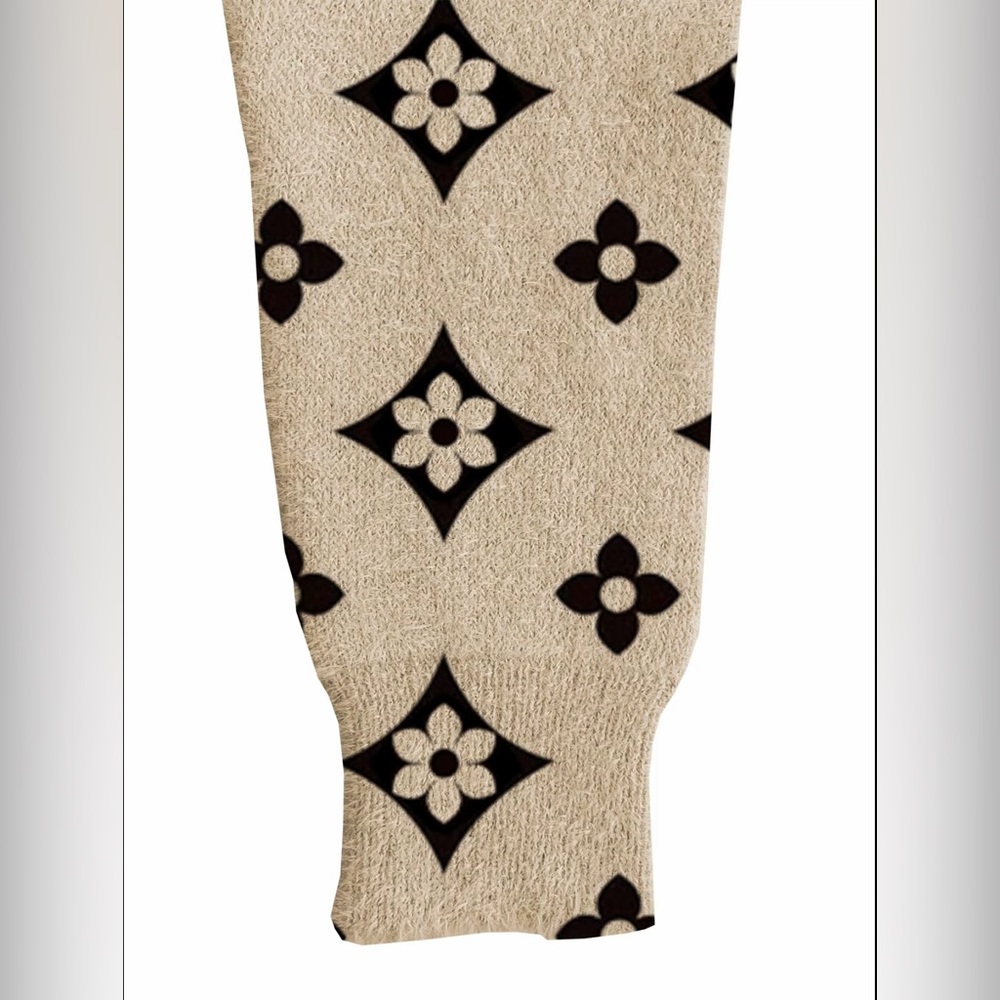Women’s Geometric Pattern Fuzzy Beige Sweatshirt - Small- BRAND NEW - WRAPPED - Picture 4 of 6